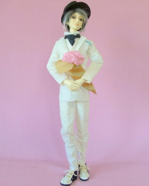 関節人形の白いスーツ